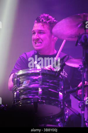 18 novembre 2013, Sheffield, Royaume-Uni : Arctic Monkeys se produisant à Sheffield Arena. (Crédit image : © Glenn Ashley/ZUMA Press Wire) Banque D'Images