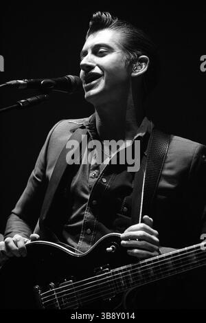 18 novembre 2013, Sheffield, Royaume-Uni : Arctic Monkeys se produisant à Sheffield Arena. (Crédit image : © Glenn Ashley/ZUMA Press Wire) Banque D'Images