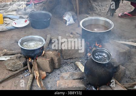 Cuisine rurale simple en feu en Ouganda, Afrique. Banque D'Images