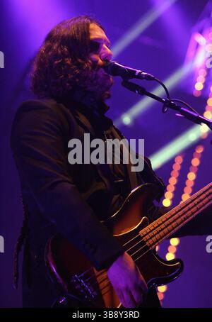 18 novembre 2013, Sheffield, Royaume-Uni : Arctic Monkeys se produisant à Sheffield Arena. (Crédit image : © Glenn Ashley/ZUMA Press Wire) Banque D'Images