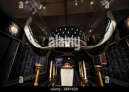 EXPOSITION LE DERNIER COURONNEMENT PRÉSENTÉ AU MOBILIER NATIONAL PARIS Banque D'Images