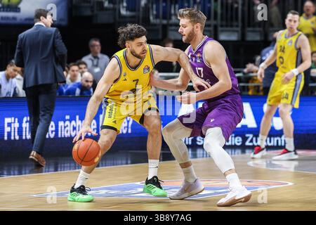 Allemagne. 08 mai 2025. Basketball easyCredit BBL 33. Spieltag Alba Berlin - BG Goettingen AM 08.05.2025 in der Uber Arena Berlin William McDowell-White ( Berlin ), liens - Mathis Moennighoff ( Goettingen ), rechts Foto : Revierfoto crédit : ddp Media GmbH/Alamy Live News Banque D'Images
