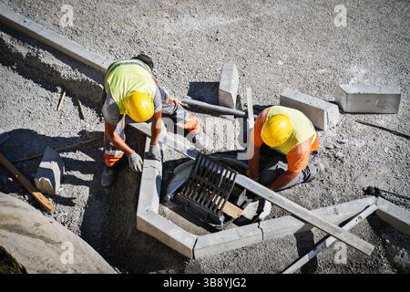 Chargeuse sur pneus transportant du gravier et de la terre sur un chantier de construction d'autoroute Banque D'Images