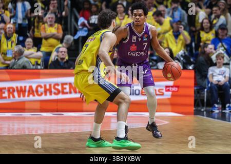 Allemagne. 08 mai 2025. Basketball easyCredit BBL 33. Spieltag Alba Berlin - BG Goettingen AM 08.05.2025 in der Uber Arena Berlin William McDowell-White ( Berlin ), links - Tra Holder (Goettingen), rechts Foto : Revierfoto crédit : ddp Media GmbH/Alamy Live News Banque D'Images