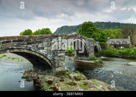 Après-midi de printemps au pont de pierre sur la rivière Conwy à Llanrwst, pays de Galles. Banque D'Images