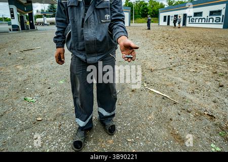 27 juin 2023, Kramatorsk, Donetsk, Ukraine : un opérateur de station-service montre des restes d'éclats après l'impact d'une fusée russe à Kramatorsk (crédit image : © Celestino Arce Lavin/ZUMA Press Wire) Banque D'Images