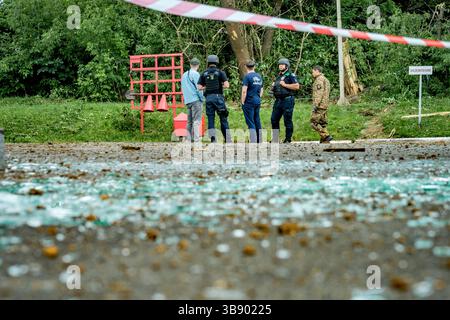 27 juin 2023, Kramatorsk, Donetsk, Ukraine : des enquêteurs sur les explosifs vérifient le site d'un impact de roquette russe à Kramatorsk avec des débris de l'explosion et du verre brisé des bureaux voisins. (Crédit image : © Celestino Arce Lavin/ZUMA Press Wire) Banque D'Images