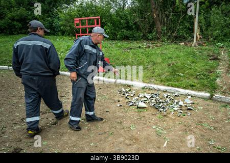 27 juin 2023, Kramatorsk, Donetsk, Ukraine : les travailleurs d’une station-service endommagée par l’impact d’une roquette russe au-dessus de Krmatorsk, empilent les restes de la roquette pour une enquête plus approfondie par la police. (Crédit image : © Celestino Arce Lavin/ZUMA Press Wire) Banque D'Images
