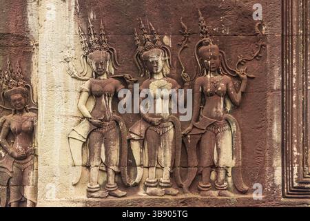 Apsara Divine Dancer sculpté sur un mur de pierre à Angkor Wat Cambodge. Banque D'Images