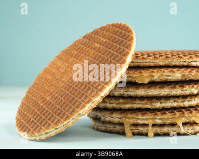 Stroopwafels ou caramel gaufre hollandaise close up sur fond de bois turquoise Banque D'Images