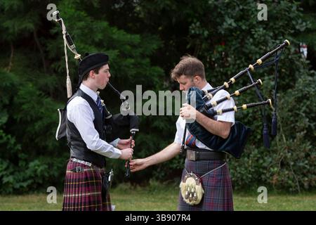 Le 8 juillet 2023, Mount Vernon, Washington, États-Unis : deux jeunes hommes se préparent à concourir en solo aux Skagit Valley Highland Games à Mount Vernon, Washington, le samedi 8 juillet 2023. (Crédit image : © Paul Christian Gordon/ZUMA Press Wire) Banque D'Images