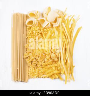 Divers types de pâtes comme fond sur la table Banque D'Images