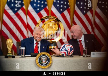 Le président Donald Trump et le président de la FIFA Gianni Infantino assistent à une réunion du groupe de travail de la FIFA, le mardi 6 mai 2025, dans la salle est. (Photo officielle de la Maison Blanche par Molly Riley) Banque D'Images