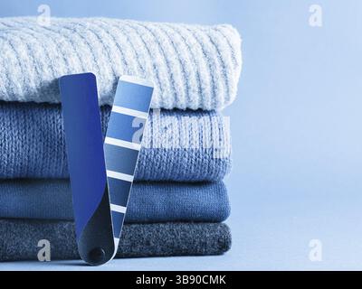 Pile de pulls et colorier palette dans classique bleu 2020 couleur. La couleur de l'année 2020 pour la mode et le concept de l'habillement. Copy space Banque D'Images
