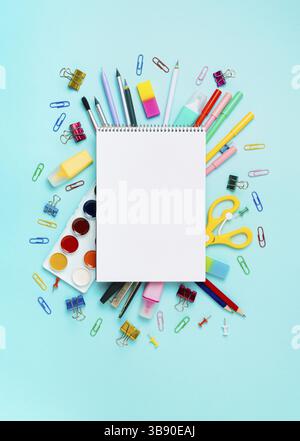 Étude en ligne, dessin, classe de peinture disdistance.Carnet, papeterie colorée, fournitures pour le dessin et l'artisanat.Feuille vide du carnet d'esquisses du bloc-notes, bool Banque D'Images