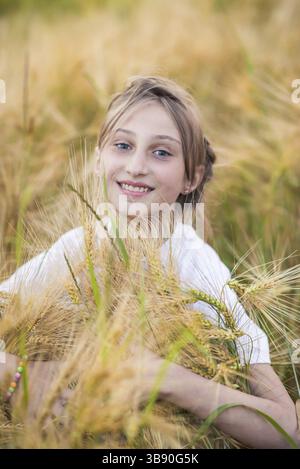 Portrait d'une fille dans le champ de blé en été journée ensoleillée Banque D'Images