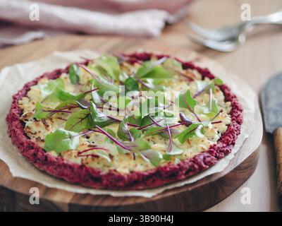 Croûte de pizza de betterave avec bette suisse fraîche ou mangold, feuilles de betterave. Idées et recettes pour la croûte de pizza végétalienne Snack.Egg-free avec graines de chia et wh Banque D'Images