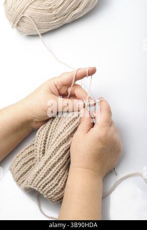 Le tricot mains close up avec fil tissé Banque D'Images