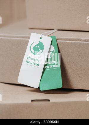 Produit neutre en carbone dans des boîtes artisanales, étiquette neutre en carbone. Concept neutre en carbone dans l'industrie du vêtement, de la mode, de la logistique. Consommation éthique. Inc Banque D'Images