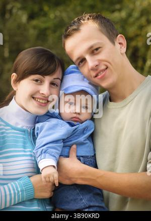 Happy Family outdoor - mère, père et fils sont smiling Banque D'Images