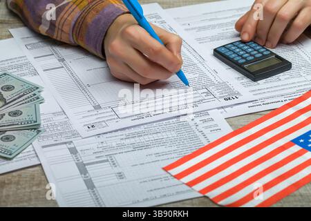 Achèvement des États-Unis Déclaration de revenus des sociétés 1120. Le concept de produire une déclaration de revenus Banque D'Images