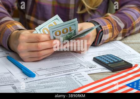 Achèvement des États-Unis Déclaration de revenus des sociétés 1120. Le concept de produire une déclaration de revenus Banque D'Images