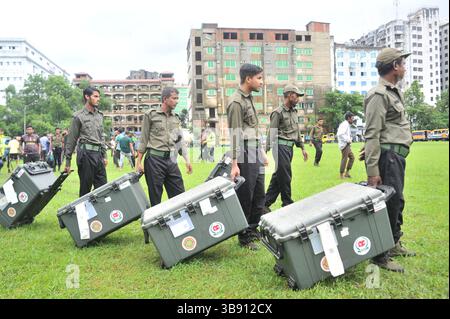 20 juin 2023 : Sylhet, Bangladesh : au milieu de fortes pluies, des machines EVM sont envoyées dans la matinée aux bureaux de vote du complexe sportif Abul Maal Abdul Muhith avant les sondages de Sylhet City Corporation prévus pour le 21 juin 2023. (Crédit image : © MD Rafayat Haque Khan/ZUMA Press Wire) Banque D'Images
