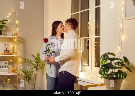 Amoureux couple embrassant, embrassant, ayant rendez-vous dans une atmosphère romantique, profiter de la Saint-Valentin à la maison. Banque D'Images