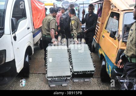 20 juin 2023 : 20 juin 2023 Sylhet-Bangladesh : avec de fortes précipitations, des machines EVM sont envoyées dans la matinée aux bureaux de vote du complexe sportif Abul Maal Abdul Muhith avant les sondages de Sylhet City Corporation prévus pour le 21 juin 2023. (Crédit image : © MD Rafayat Haque Khan/ZUMA Press Wire) Banque D'Images