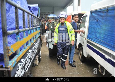 20 juin 2023 : 20 juin 2023 Sylhet-Bangladesh : avec de fortes précipitations, des machines EVM sont envoyées dans la matinée aux bureaux de vote du complexe sportif Abul Maal Abdul Muhith avant les sondages de Sylhet City Corporation prévus pour le 21 juin 2023. (Crédit image : © MD Rafayat Haque Khan/ZUMA Press Wire) Banque D'Images