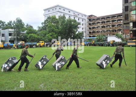 20 juin 2023 : Sylhet, Bangladesh : au milieu de fortes pluies, des machines EVM sont envoyées dans la matinée aux bureaux de vote du complexe sportif Abul Maal Abdul Muhith avant les sondages de Sylhet City Corporation prévus pour le 21 juin 2023. (Crédit image : © MD Rafayat Haque Khan/ZUMA Press Wire) Banque D'Images
