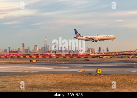 Aéroport de Newark Liberty, Newark, New Jersey, États-Unis - 31 octobre 2024 United Airlines Jet atterrissant à l'aéroport de Newark Liberty à l'heure d'or Banque D'Images