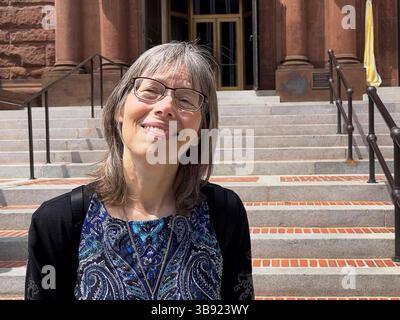 Washington, États-Unis. 08 mai 2025. US Catholic Dawn se tient devant l’église Matthews après l’élection de US American Prevost comme pape Leo XIV. crédit : Luzia Geier/dpa/Alamy Live News Banque D'Images
