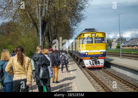 28 avril 2023, Riga, Riga, Lettonie : train de transport public arrivant à la ville de Cesis et se déplaçant au centre-ville de Riga en Lettonie. (Crédit image : © Uygar Ozel/ZUMA Press Wire) Banque D'Images