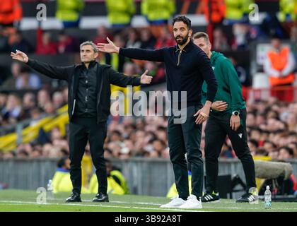 Manchester, Royaume-Uni. 8 mai 2025. Les deux entraîneurs Ruben Amorim, entraîneur-chef de Manchester United (à droite) et Ernesto Valverde, entraîneur de l'Athletic Bilbao (à gauche), réagissent lors de la demi-finale de l'UEFA Europa League Manchester United vs Athletic Bilbao, 2nd Leg match à Old Trafford, Manchester. Le crédit photo devrait se lire : Andrew Yates/Sportimage crédit : Sportimage Ltd/Alamy Live News Banque D'Images