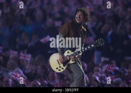 Justin Hawkins des ténèbres lors du concert célébrant le 80e anniversaire de la Journée VE, qui a eu lieu à l'historique Horse Guards Parade dans le centre de Londres. Date de la photo : jeudi 8 mai 2025. Banque D'Images