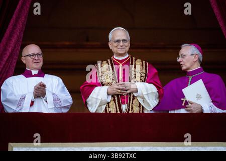 Vatican, Vatican. 08 mai 2025. Le pape Léon XIV nouvellement élu apparaît sur le balcon de la basilique Pierre. Crédit : SOPA images Limited/Alamy Live News Banque D'Images