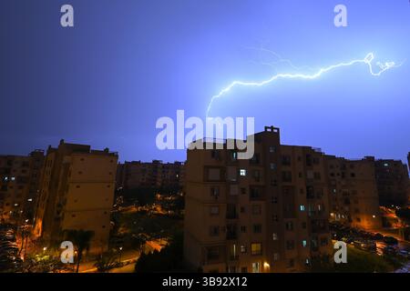 25 mars 2023, Madinaty, Egypte : des coups de foudre accompagnés de fortes pluies frappent la région du Caire pendant le deuxième jour du mois sacré du Ramadan. (Crédit image : © Mahmoud Shahin/ZUMA Press Wire) Banque D'Images