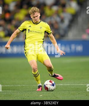 25 mars 2023 : L'attaquant Jacob Shaffelburg (14 ans) dribble pendant la première moitié d'un match en MLS entre le FC Cincinnati et le Nashville SC au Geodis Park à Nashville TN Steve Roberts/CSM (crédit image : © @ Steve Roberts/CSM via ZUMA Press Wire) Banque D'Images
