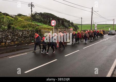25 mars 2023, Calhetas, Açores, Portugal : les pèlerins catholiques connus sous le nom de Romeiros, marchent sous la pluie pendant leur promenade de 8 jours autour de l'île des Açores de Sao Miguel, le 25 mars 2023 à Calhetas, Portugal. Les pèlerins visitent 100 sanctuaires et églises lors de l’événement datant de 1522, lorsqu’un tremblement de terre a détruit les premières colonies. (Crédit image : © Richard Ellis/ZUMA Press Wire) Banque D'Images