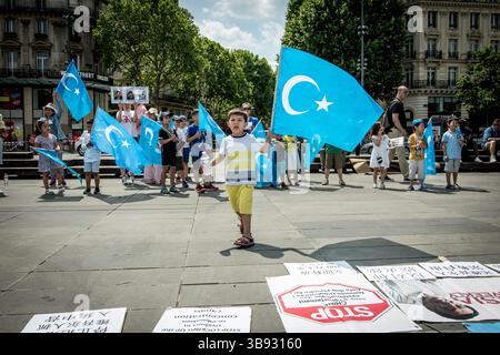7 juillet 2019 - Paris 11ème arrondissement (11ème Arrond, Ile-de-France - depuis le massacre du 5 juillet 2009 à Urumchi, la capitale ouïghoure, perpétré par les forces chinoises, les Ouïghours de la diaspora organisent début juillet des manifestations dans le monde entier. Cette année, les Ouïghours de France ont organisé une manifestation sur la place de la République, dimanche 7 juillet. (Crédit image : © Sadak Souici/ZUMA Press Wire) Banque D'Images