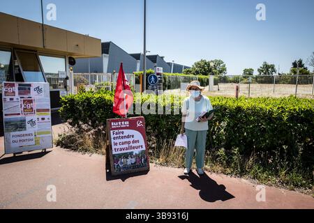 15 juin 2021, Poitiers, Vienne [Département, France : des syndicalistes distribuent des tracts devant la fonderie du Poitou. Depuis début juin, l’usine d’aluminium des fonderies du Poitou, qui fabrique des culasses (troisième filiale du groupe Alvance à avoir été placée sous séquestre avec le site fonte et Alvance aluminium Wheels près de Châteauroux), est également en bordure de son siège. Mais le Tribunal de commerce de Paris a prolongé la période de mise sous séquestre de cette succursale jusqu'à fin octobre, laissant ainsi plus de temps pour trouver un acquéreur. (Crédit image : © Sadak Sou Banque D'Images