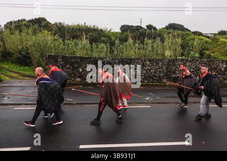 25 mars 2023, Calhetas, Açores, Portugal : les pèlerins catholiques connus sous le nom de Romeiros, marchent sous la pluie pendant leur promenade de 8 jours autour de l'île des Açores de Sao Miguel, le 25 mars 2023 à Calhetas, Portugal. Les pèlerins visitent 100 sanctuaires et églises lors de l’événement datant de 1522, lorsqu’un tremblement de terre a détruit les premières colonies. (Crédit image : © Richard Ellis/ZUMA Press Wire) Banque D'Images