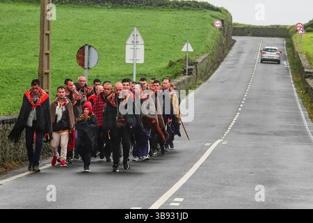 25 mars 2023, Calhetas, Açores, Portugal : les pèlerins catholiques connus sous le nom de Romeiros, marchent sous la pluie pendant leur promenade de 8 jours autour de l'île des Açores de Sao Miguel, le 25 mars 2023 à Calhetas, Portugal. Les pèlerins visitent 100 sanctuaires et églises lors de l’événement datant de 1522, lorsqu’un tremblement de terre a détruit les premières colonies. (Crédit image : © Richard Ellis/ZUMA Press Wire) Banque D'Images