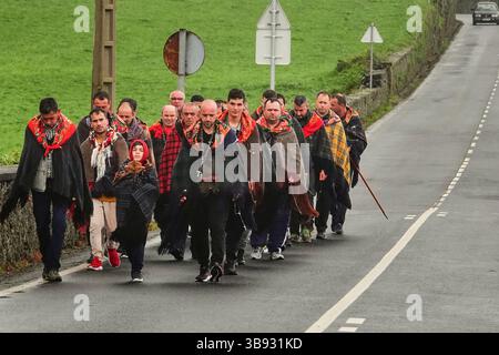 25 mars 2023, Calhetas, Açores, Portugal : les pèlerins catholiques connus sous le nom de Romeiros, marchent sous la pluie pendant leur promenade de 8 jours autour de l'île des Açores de Sao Miguel, le 25 mars 2023 à Calhetas, Portugal. Les pèlerins visitent 100 sanctuaires et églises lors de l’événement datant de 1522, lorsqu’un tremblement de terre a détruit les premières colonies. (Crédit image : © Richard Ellis/ZUMA Press Wire) Banque D'Images