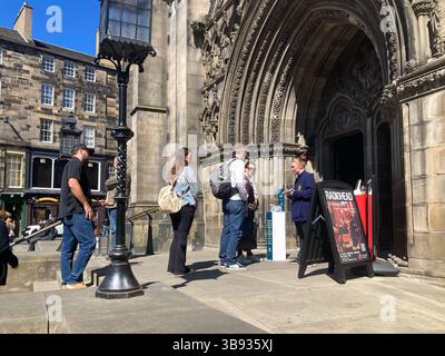 Les visiteurs font la queue pour entrer à la cathédrale de nouveaux Giles, Royal Mile, Édimbourg, Écosse Banque D'Images