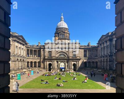 Étudiants appréciant le soleil dans la cour et le quadrangle Old College, Université d'Édimbourg, Edimbourg Écosse Banque D'Images