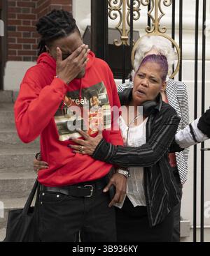 18 mai 2023 : le frère adoptif de Jordan Neely, Larry Smith, est submergé d'émotion avant les funérailles de Neely à l'église baptiste Mount Neboh à Harlem, le vendredi 19 mai 2023, à New York. (Crédit image : © Barry Williams/New York Daily News via ZUMA Press Wire) Banque D'Images