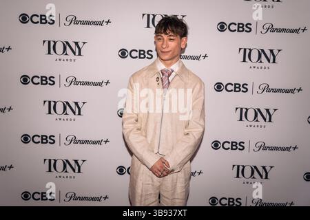 New York, États-Unis. 08 mai 2025. Louis McCartney, nominé pour la meilleure performance par un acteur dans un rôle principal dans a Play pour son rôle dans 'Stranger Things : The First Shadow', pose sur le tapis rouge des nominés Tony le jeudi 8 mai 2025. Photo par Angelina Katsanis/UPI crédit : UPI/Alamy Live News Banque D'Images