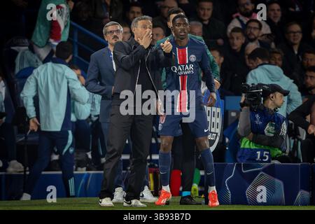 Luis Enrique, entraîneur du Paris Saint-Germain, fait le point sur Ousmane Dembélé (10 ans) du Paris Saint-Germain, remplaçant, lors de la deuxième manche de la demi-finale de l'UEFA Champions League au Parc des Princes, Paris, France, le 7 mai 2025 crédit : Ian Stephen/Every second Media crédit : Every second Media/Alamy Live News Banque D'Images